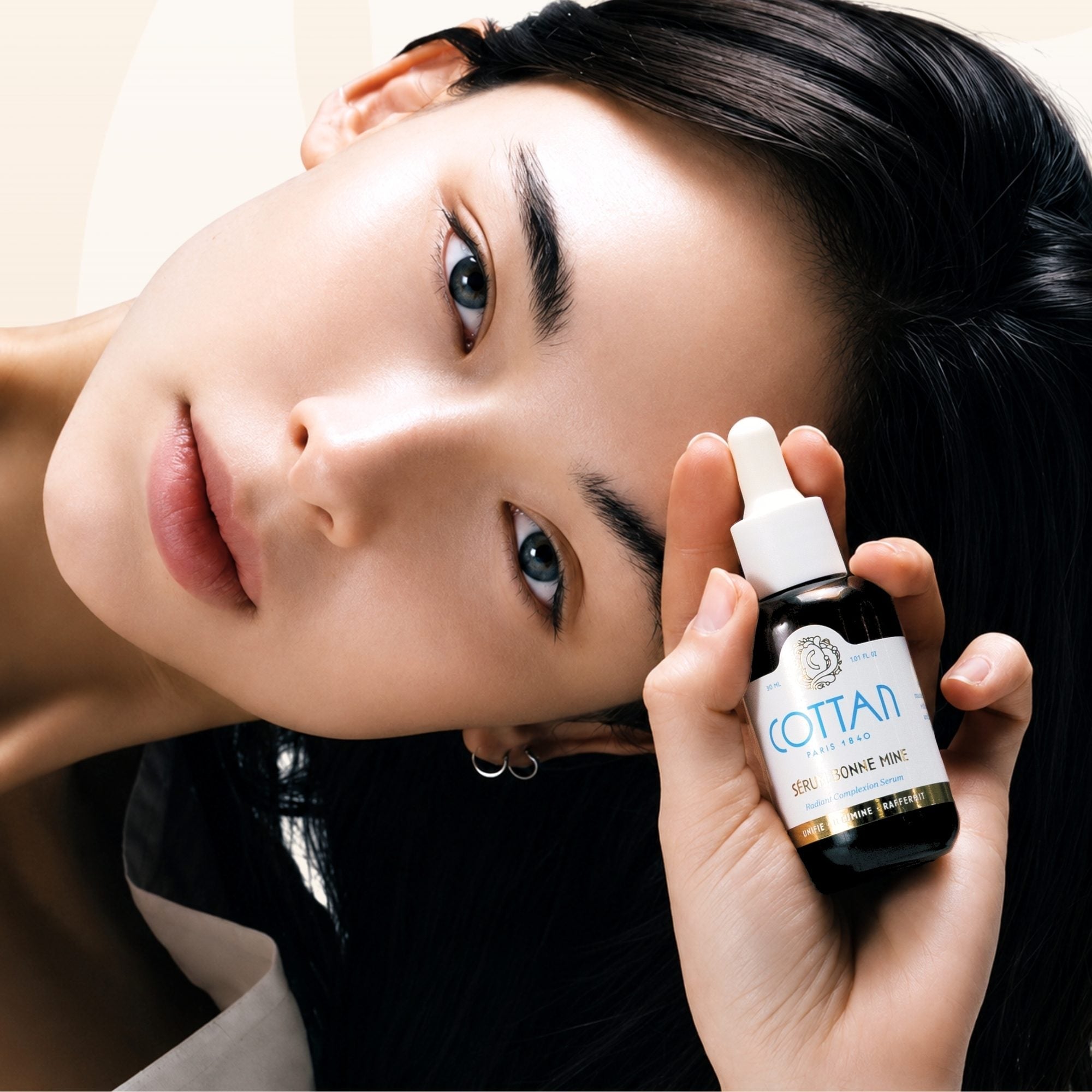 COTTAN Vitamin-C-Serum für einen strahlenden Teint – Anwendung des Produkts auf der Haut
