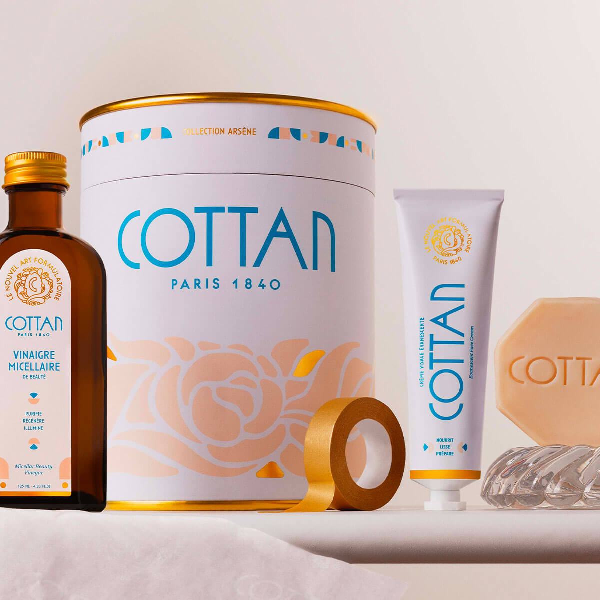 Mise en scène lifestyle du Coffret Cadeau Arsène accompagnée des produits du rituel visage. L’ambiance douce et lumineuse met en avant l’expérience sensorielle, la cohérence de la gamme et la dimension cadeau premium de la Collection Arsène.