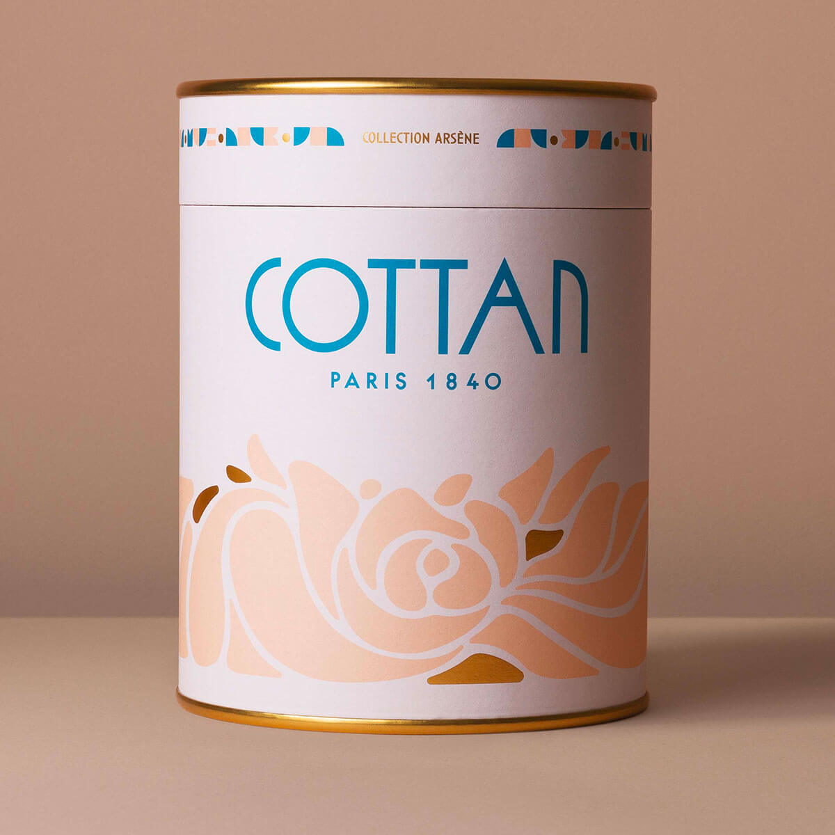 Vue produit de l’écrin cylindrique du Coffret Cadeau Arsène COTTAN Paris 1840. Le coffret métallique, orné de motifs délicats et de finitions dorées, incarne l’héritage et l’élégance intemporelle de la maison COTTAN.