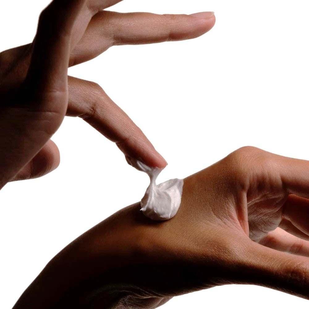 Application de la crème visage Évanescente de la marque COTTAN sur la main, illustrant une texture onctueuse et évanescente lors du massage.