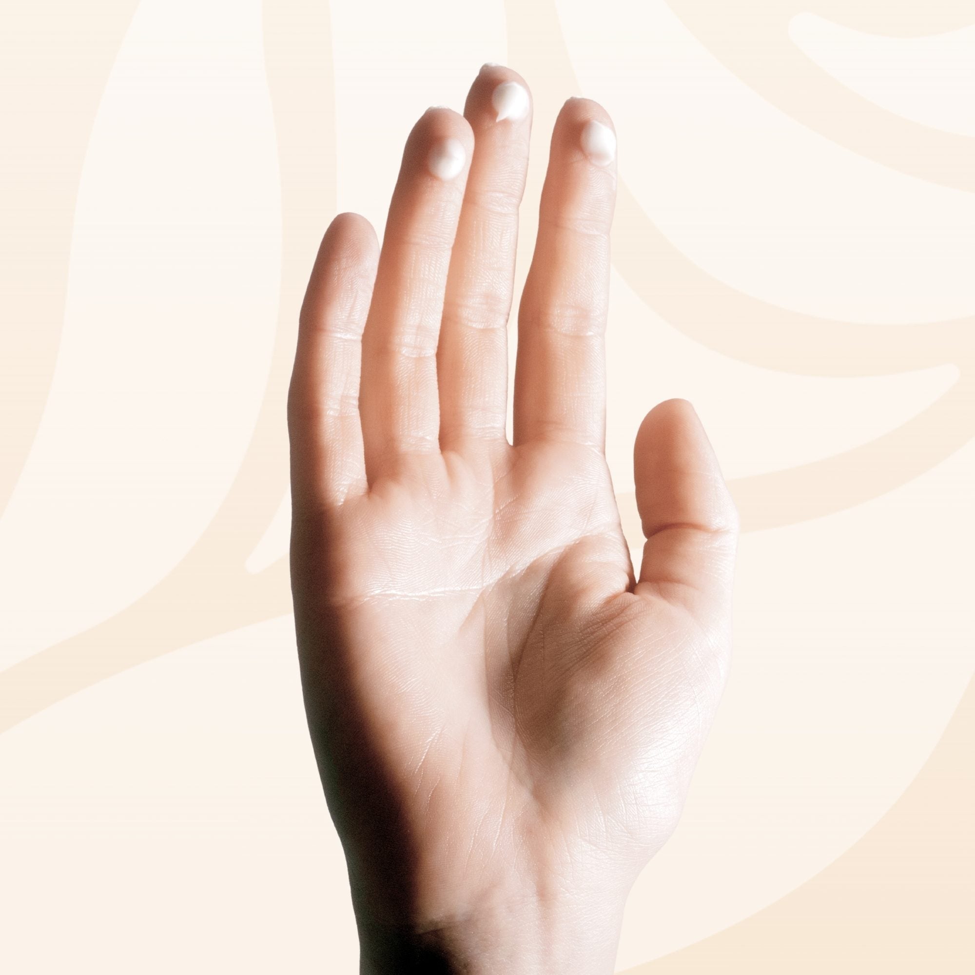 Crème Mains Kalodermale COTTAN — application de la crème sur les mains