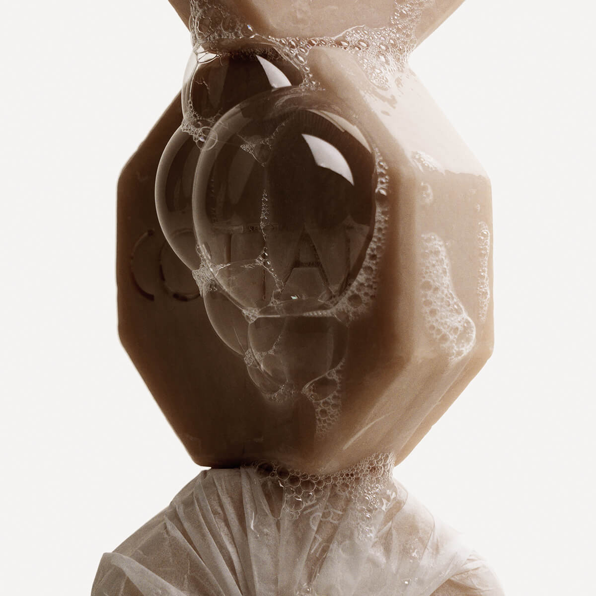 Primer plano artístico de la espuma del jabón facial Dulcifié COTTAN Paris 1840, que revela una textura fina, cremosa y delicadamente envolvente. Las burbujas aéreas y la materia translúcida evocan una limpieza suave y respetuosa con la piel, encarnando la sensorialidad y la pureza de un tratamiento facial inspirado en los rituales dermocosméticos de antaño.
